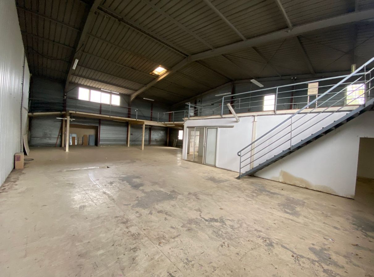 entrepôt de 1&nbsp;248m², Chanteloup-les-Vignes (Yvelines)