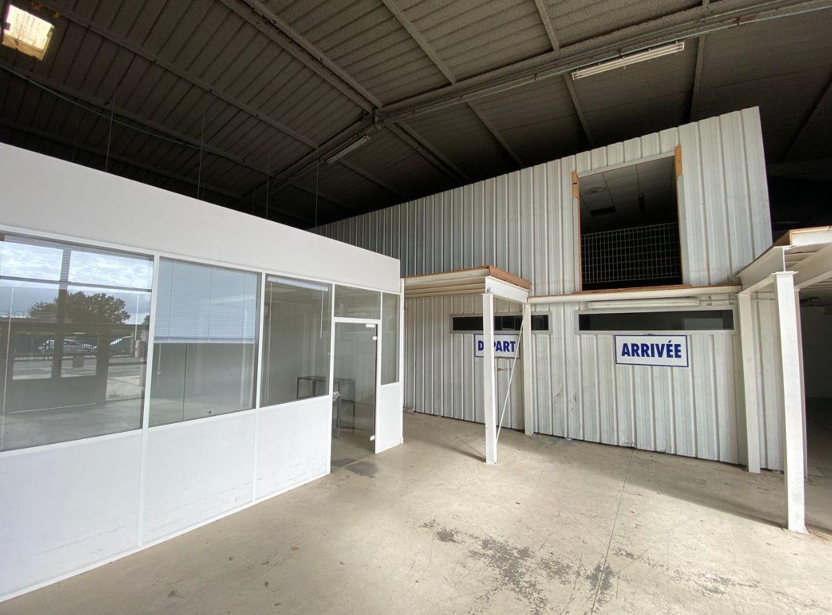 entrepôt de 1&nbsp;248m², Chanteloup-les-Vignes (Yvelines)