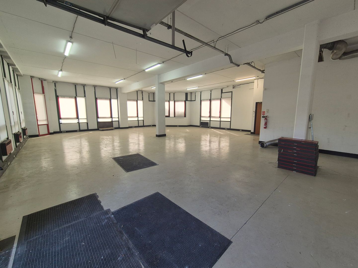 local d'activités de 325m², Roissy-en-France (Val-d'Oise)