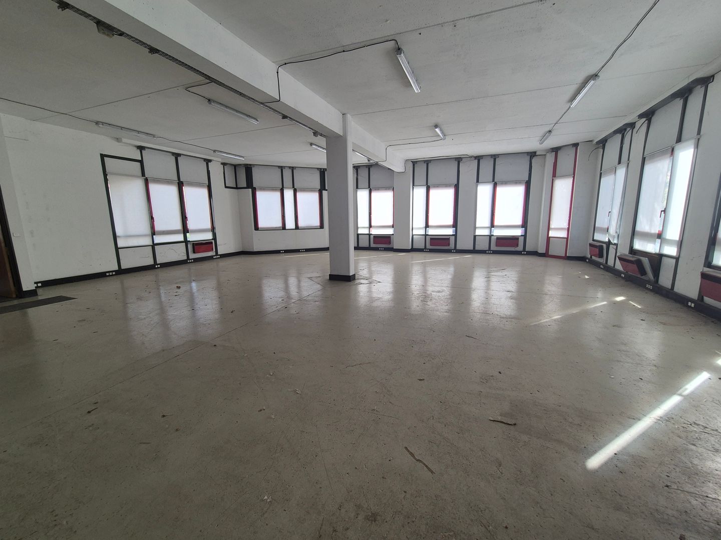 local d'activités de 325m², Roissy-en-France (Val-d'Oise)
