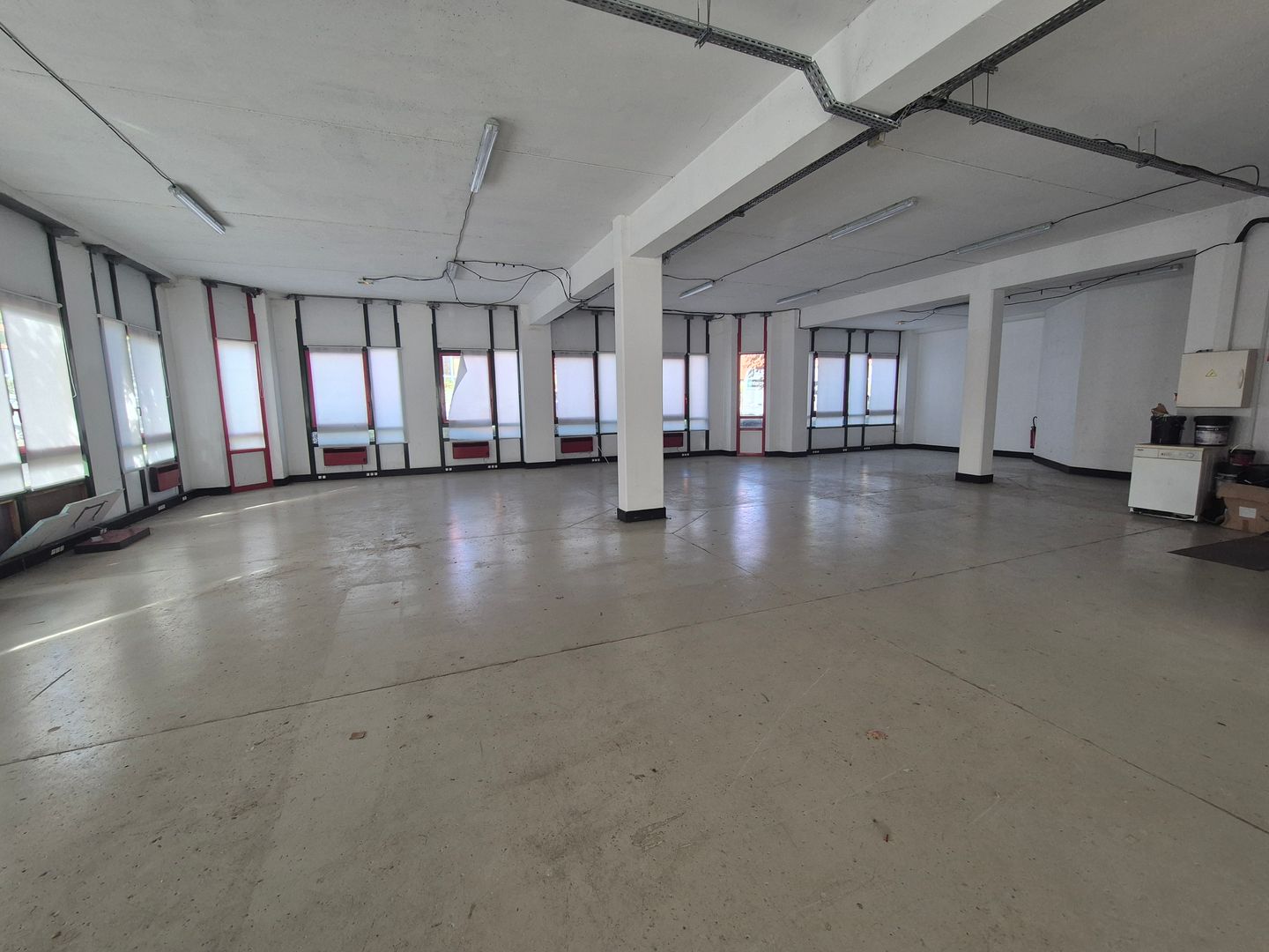 local d'activités de 325m², Roissy-en-France (Val-d'Oise)