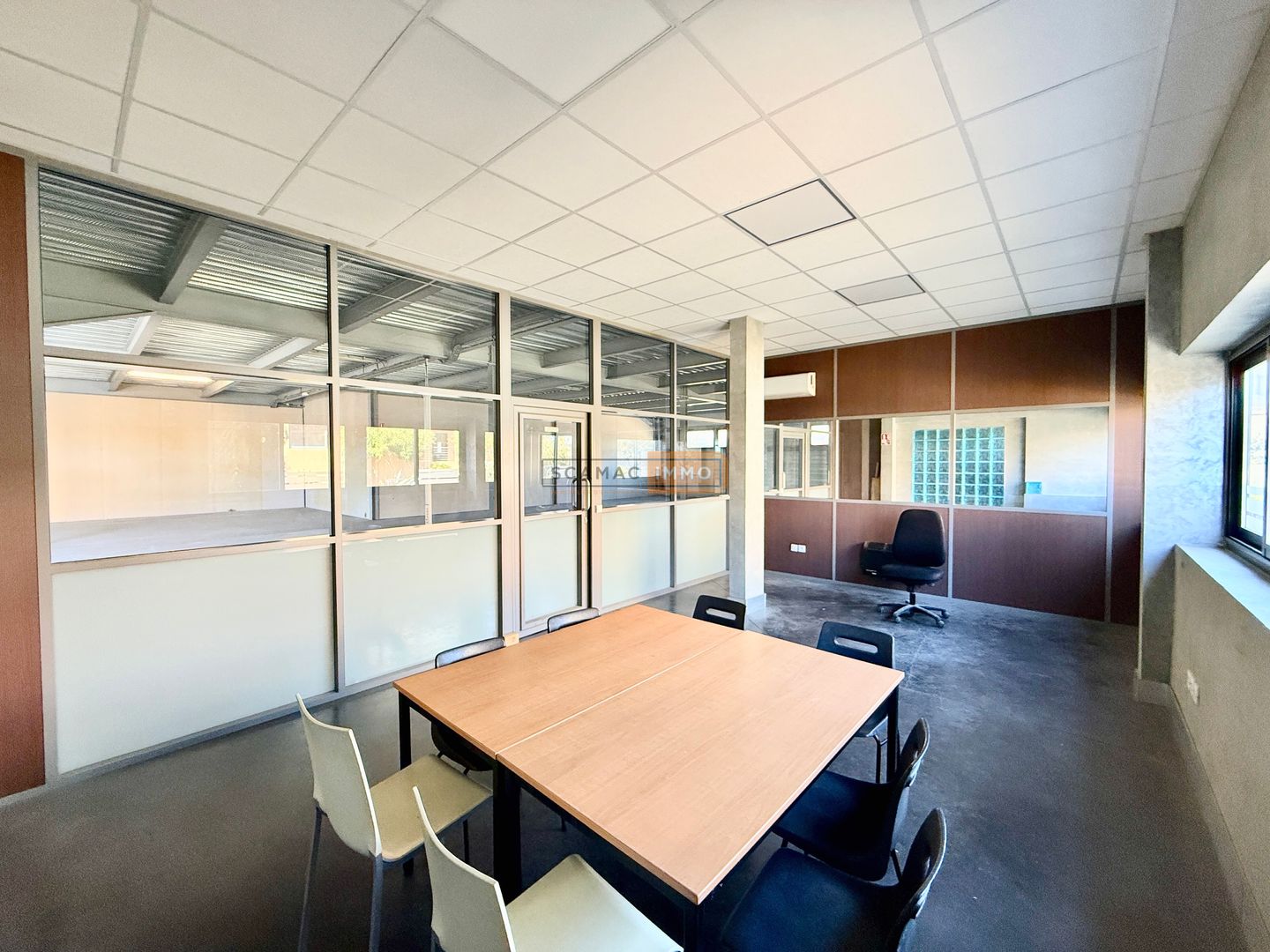 entrepôt de 370m², Fréjus (Var)