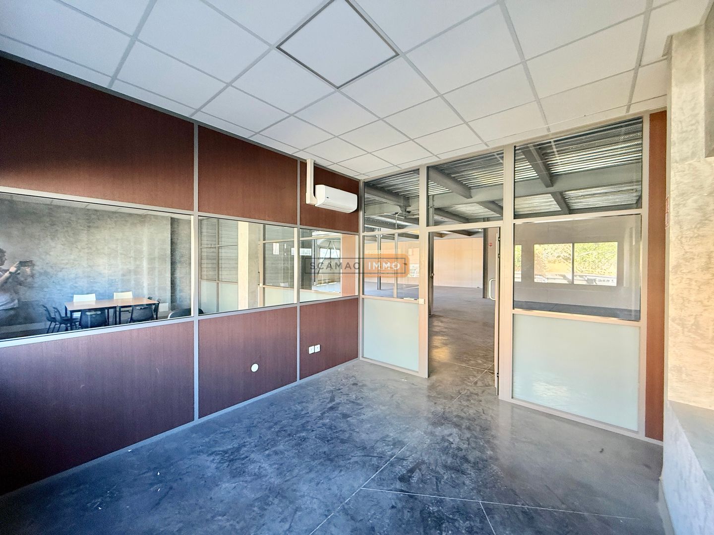 entrepôt de 370m², Fréjus (Var)