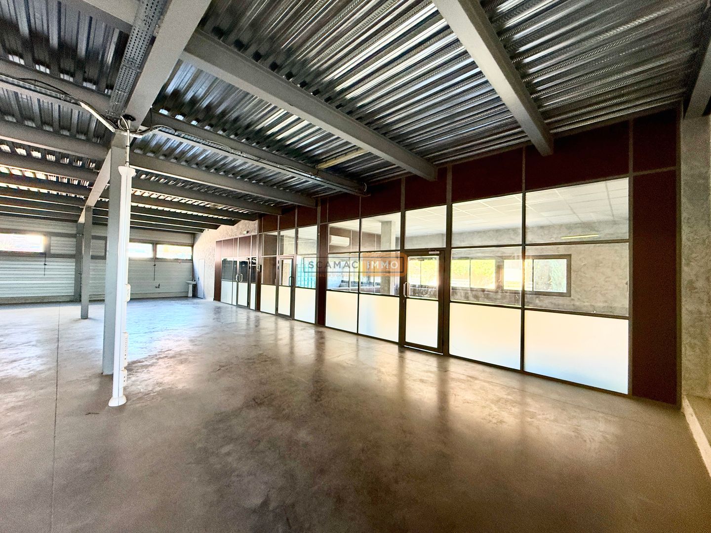 entrepôt de 370m², Fréjus (Var)