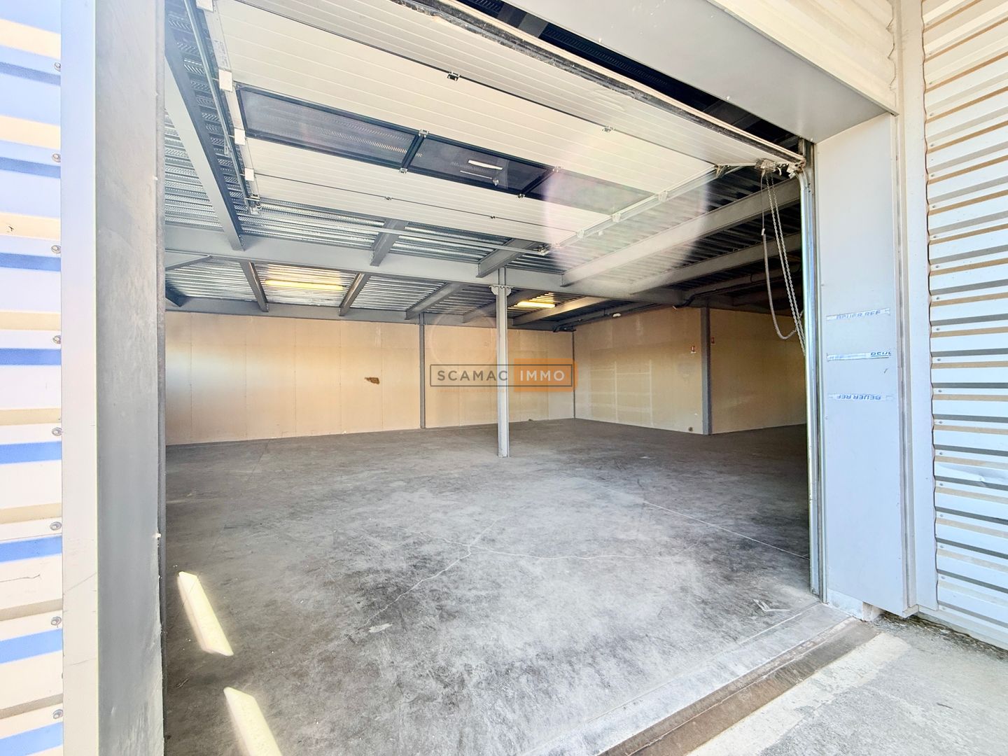 entrepôt de 370m², Fréjus (Var)