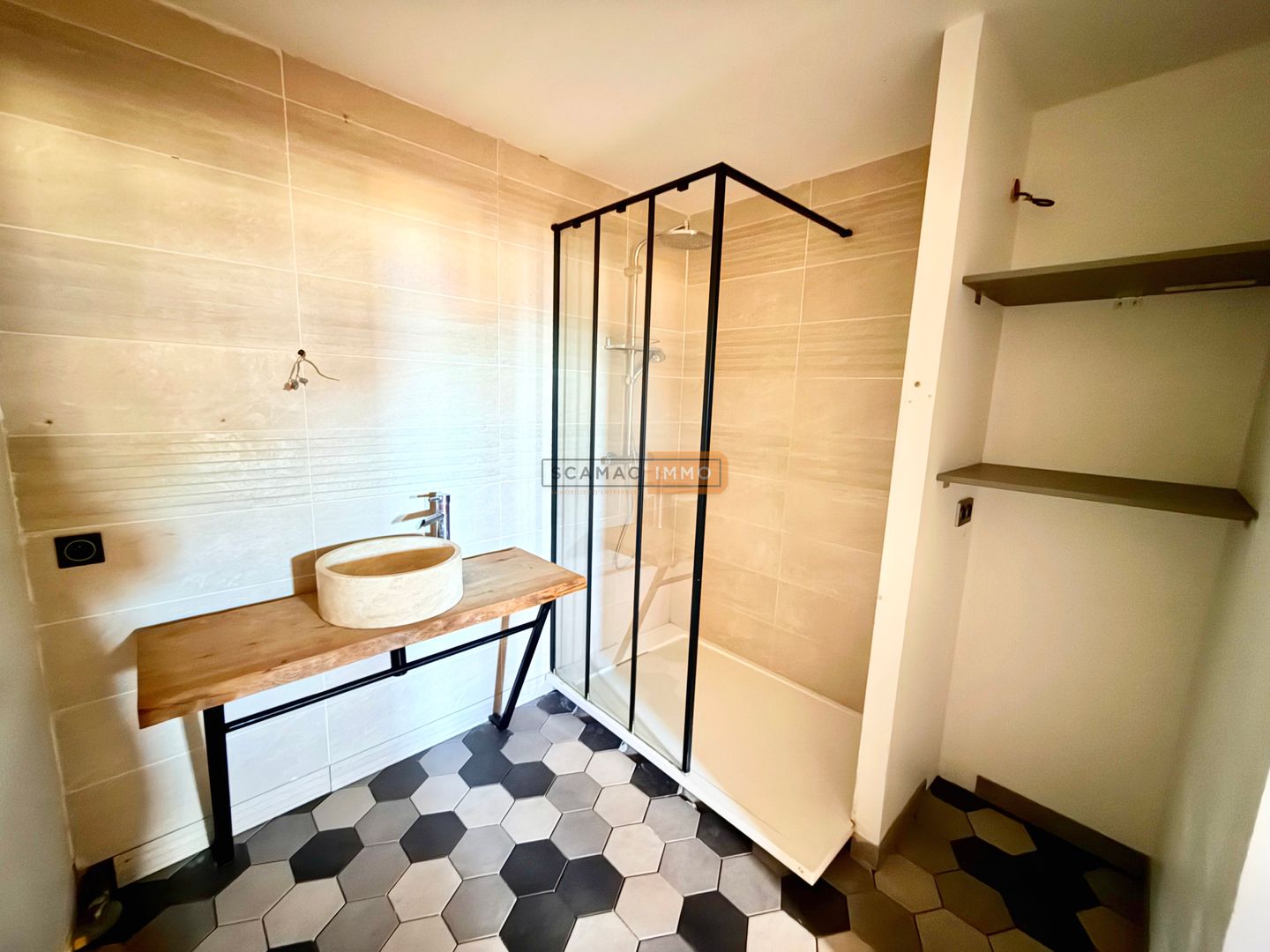 local d'activités de 461m², Trans-en-Provence (Var)