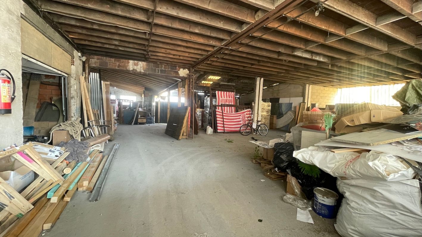 locaux mixtes de 740m², Méréville (Essonne)