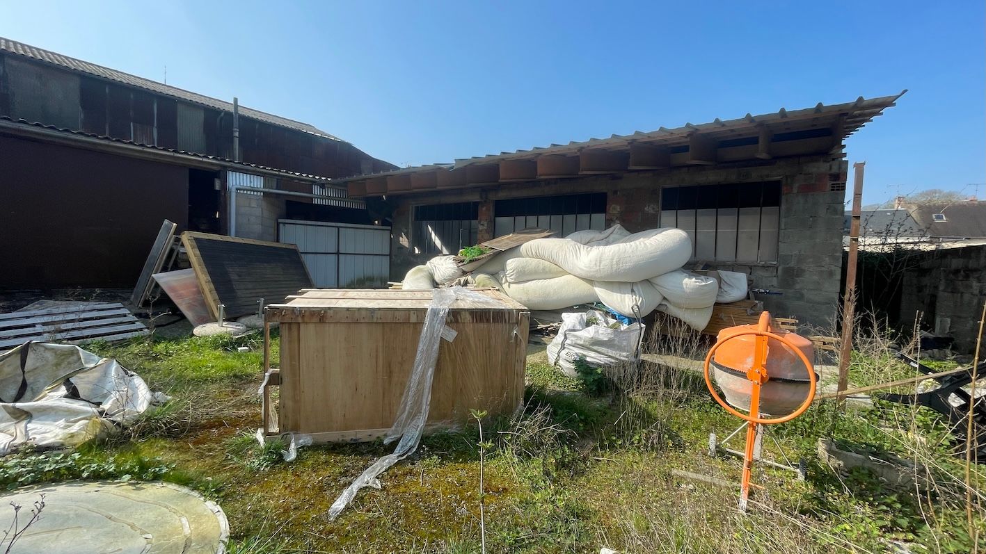 locaux mixtes de 740m², Méréville (Essonne)