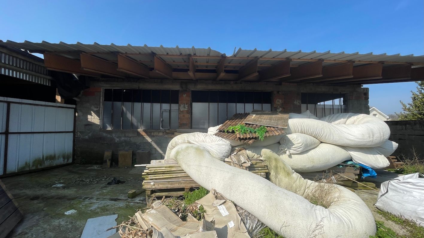 locaux mixtes de 740m², Méréville (Essonne)