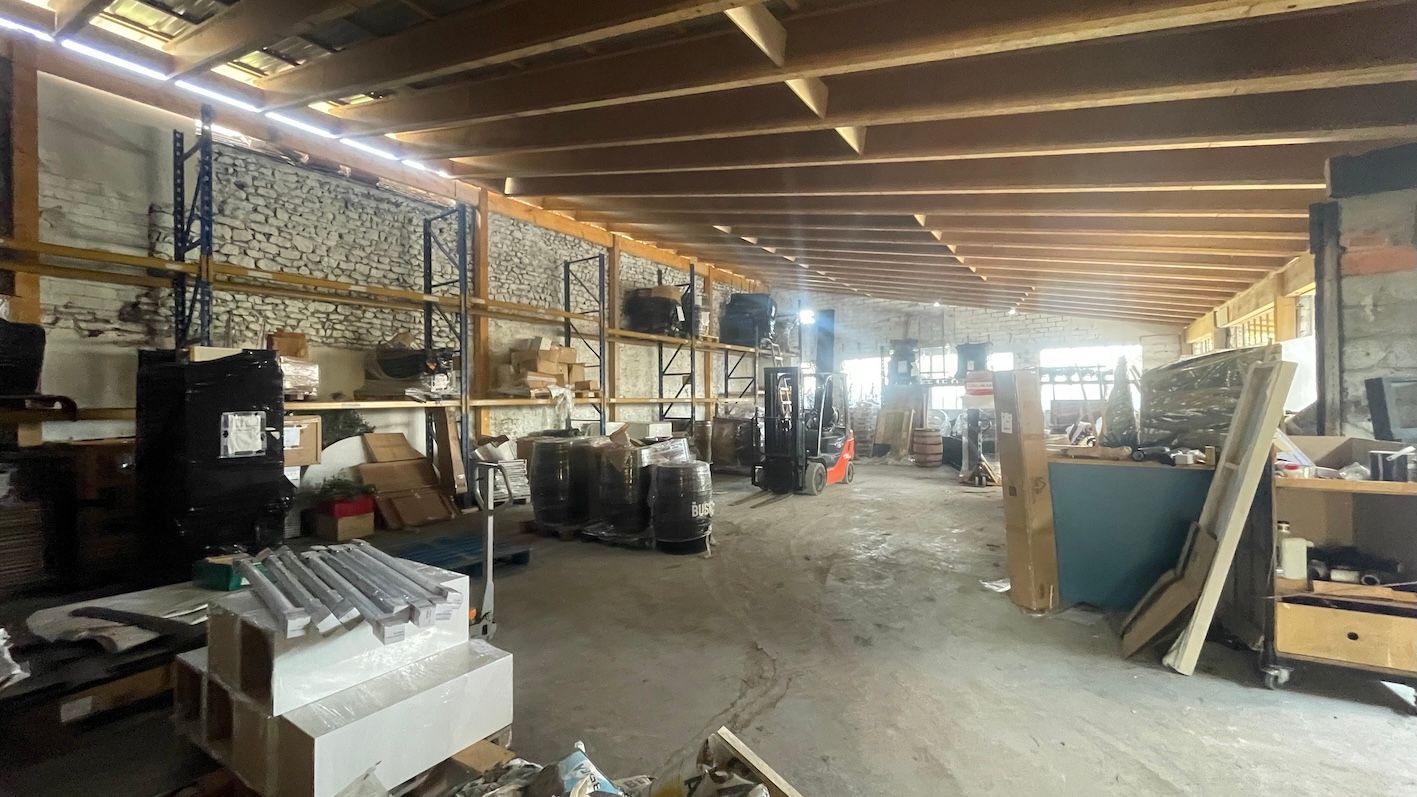 locaux mixtes de 740m², Méréville (Essonne)