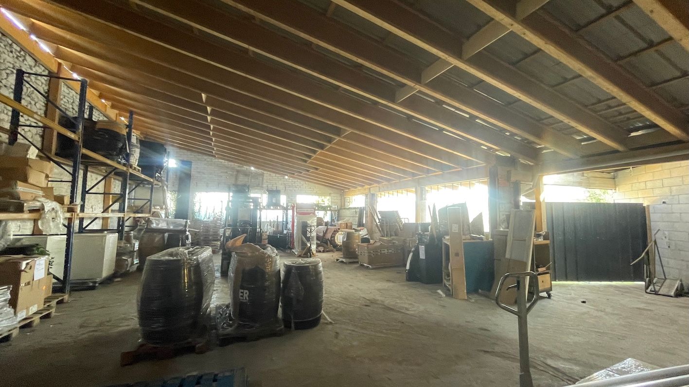 locaux mixtes de 740m², Méréville (Essonne)