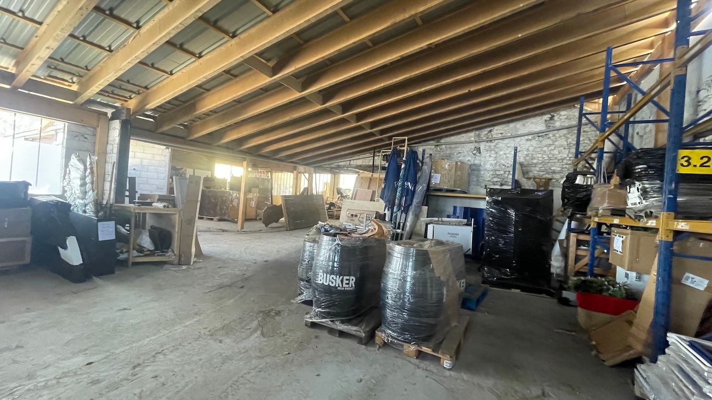 locaux mixtes de 740m², Méréville (Essonne)