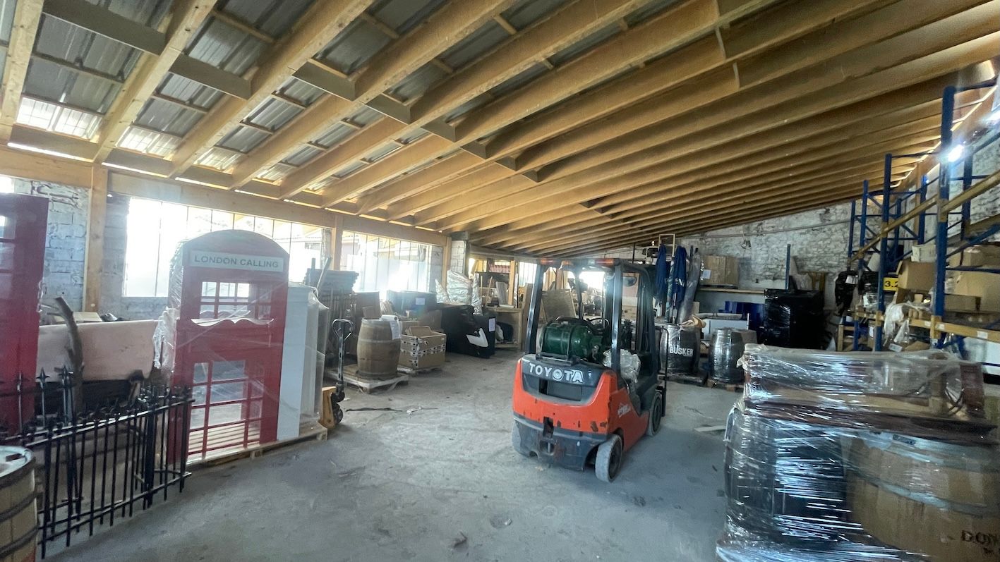 locaux mixtes de 740m², Méréville (Essonne)