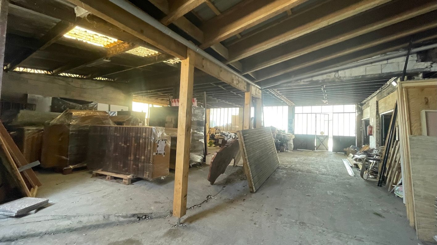 locaux mixtes de 740m², Méréville (Essonne)