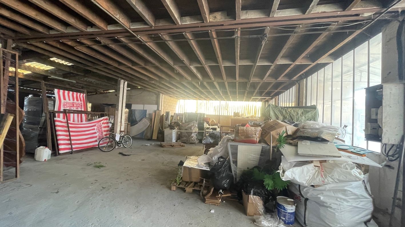 locaux mixtes de 740m², Méréville (Essonne)