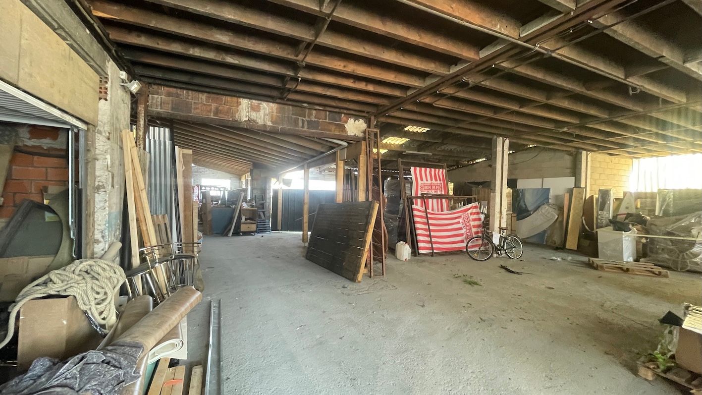 locaux mixtes de 740m², Méréville (Essonne)