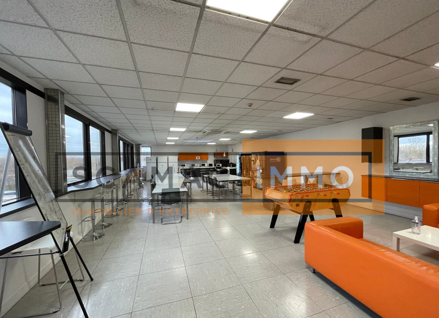 local d'activités de 4&nbsp;500m², Saint-Thibault-des-Vignes (Seine-et-Marne)