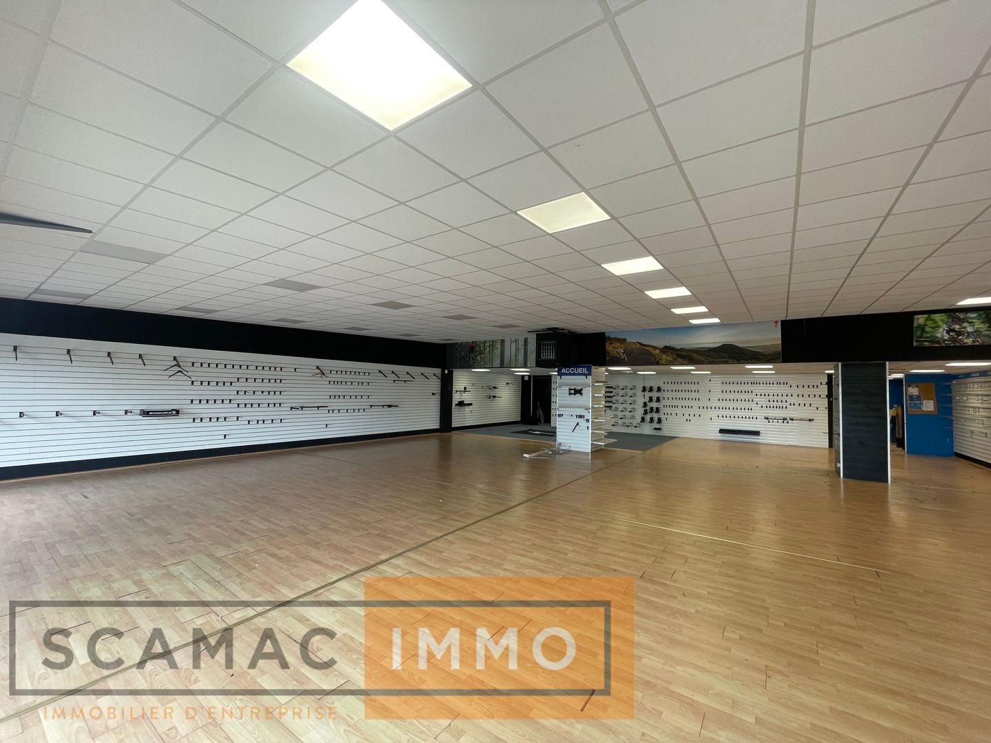 local commercial de 400m², Dammarie-les-Lys (Seine-et-Marne)