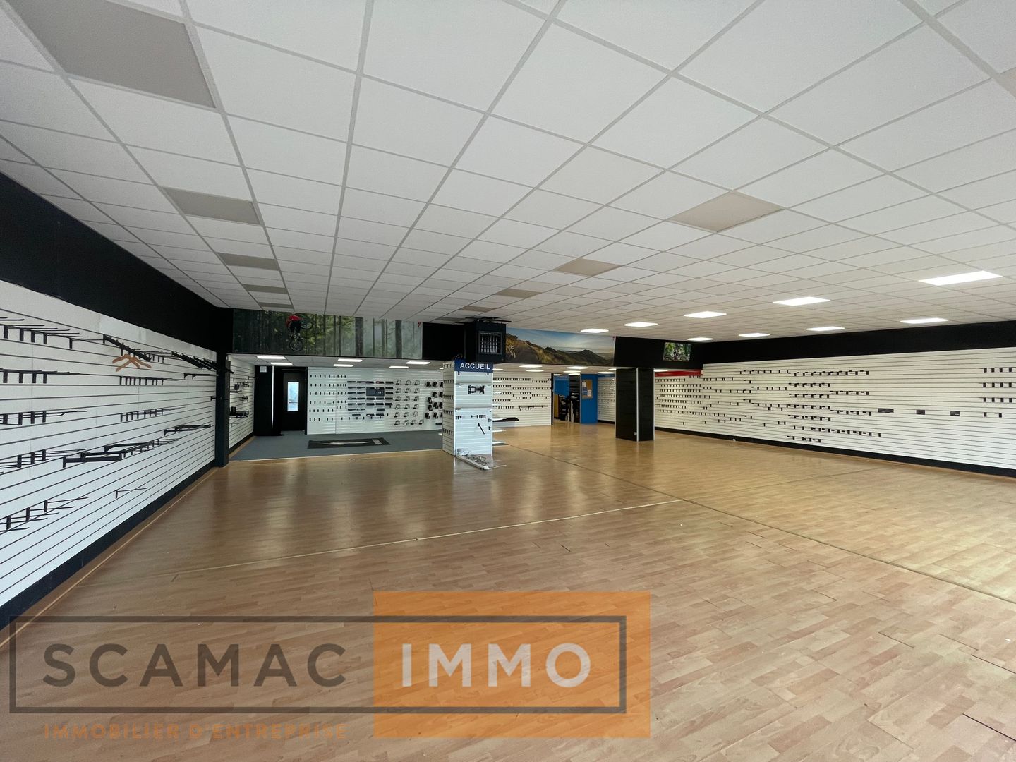 local commercial de 400m², Dammarie-les-Lys (Seine-et-Marne)