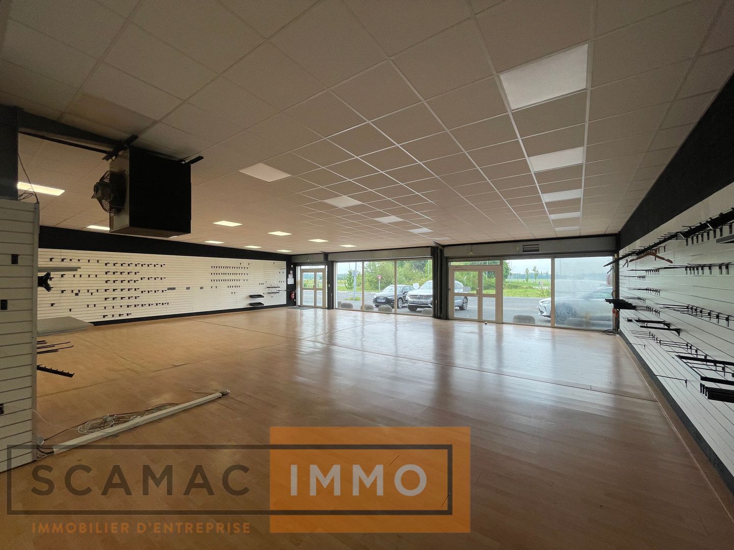local commercial de 400m², Dammarie-les-Lys (Seine-et-Marne)