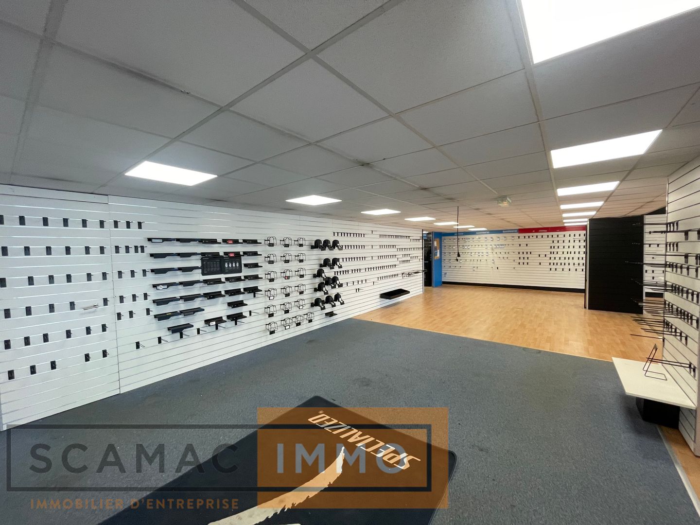 local commercial de 400m², Dammarie-les-Lys (Seine-et-Marne)