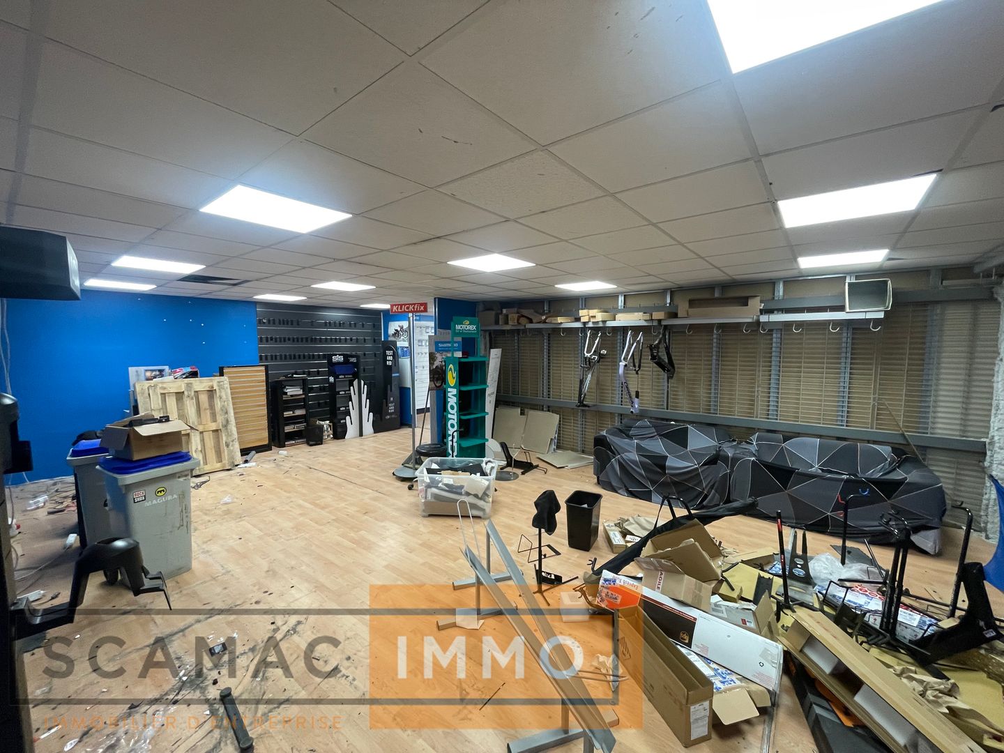 local commercial de 400m², Dammarie-les-Lys (Seine-et-Marne)