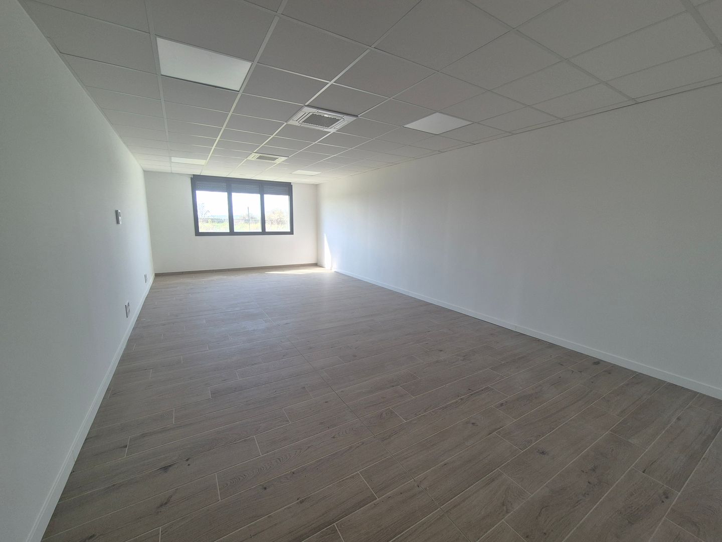 locaux mixtes de 150m², Saint-Pathus (Seine-et-Marne)