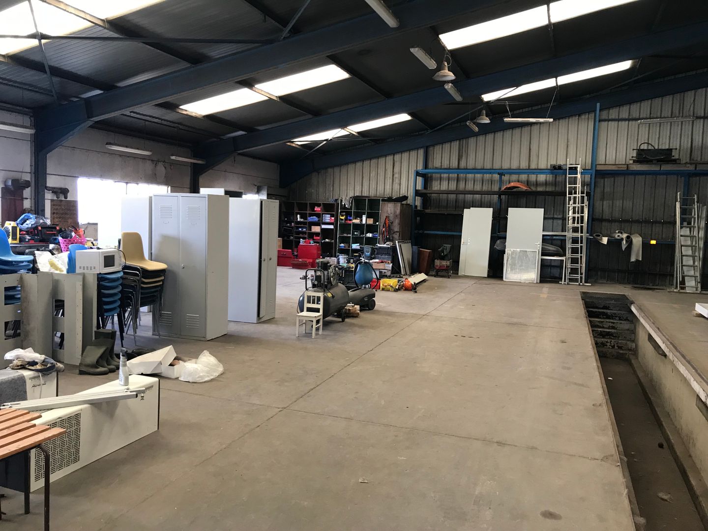 locaux mixtes de 415m², Saint-Escobille (Essonne)