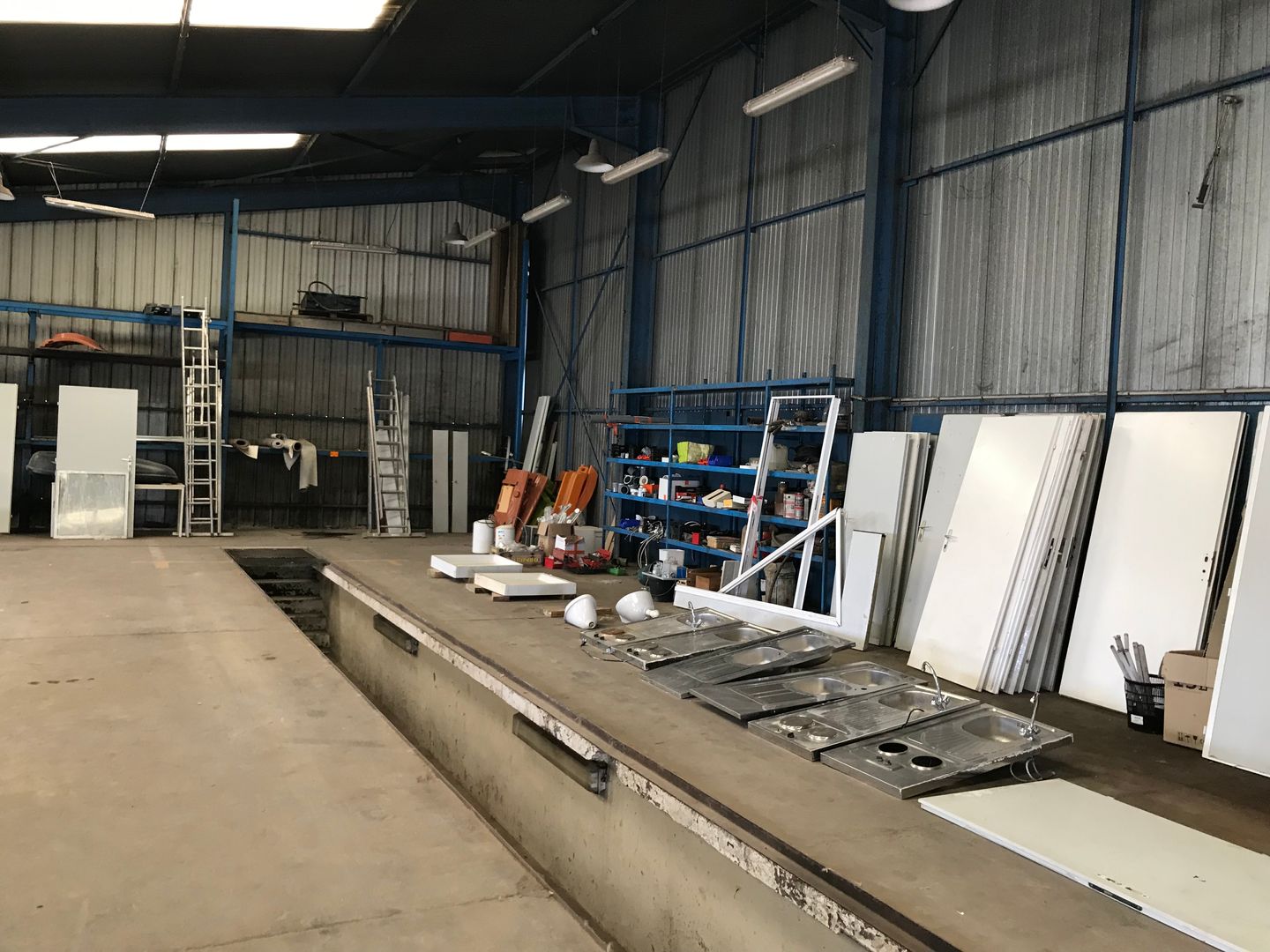 locaux mixtes de 415m², Saint-Escobille (Essonne)