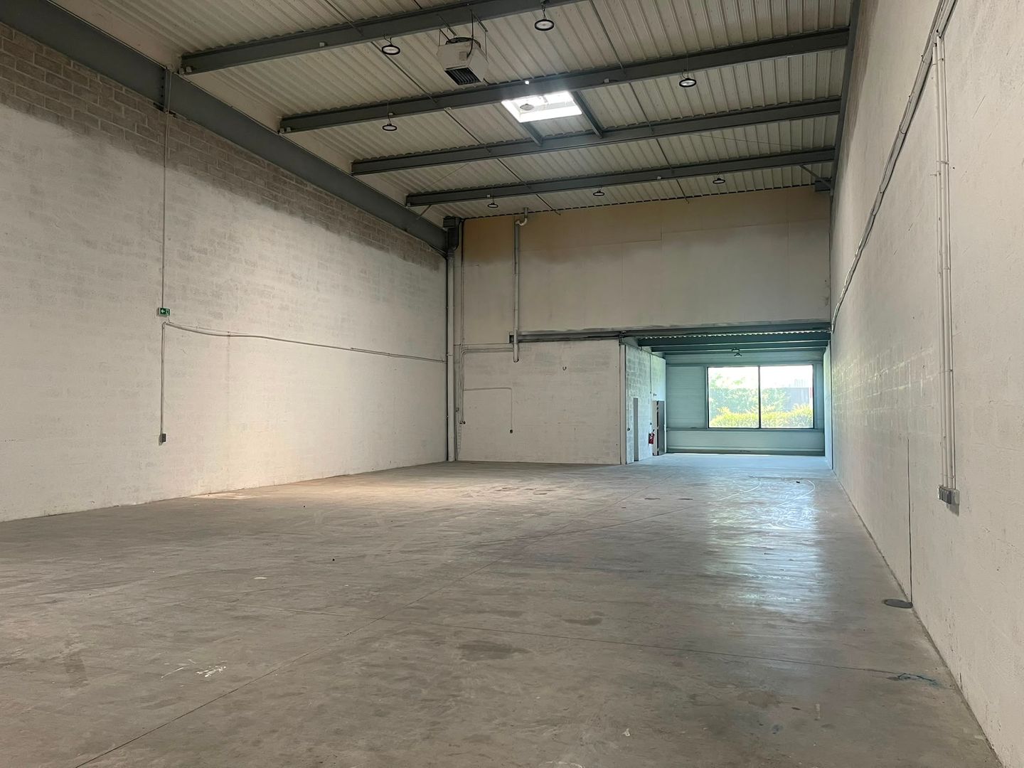 local d'activités de 476m², Stains (Seine-Saint-Denis)
