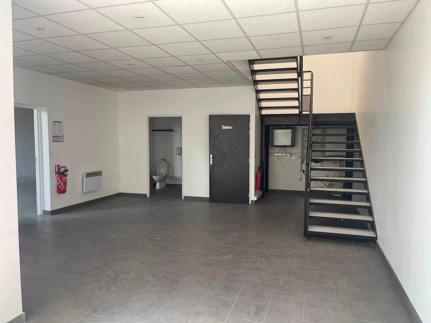 local d'activités de 476m², Stains (Seine-Saint-Denis)
