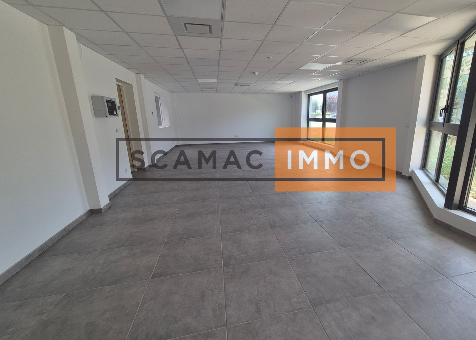 local d'activités de 766m², Le Mesnil-Amelot (Seine-et-Marne)