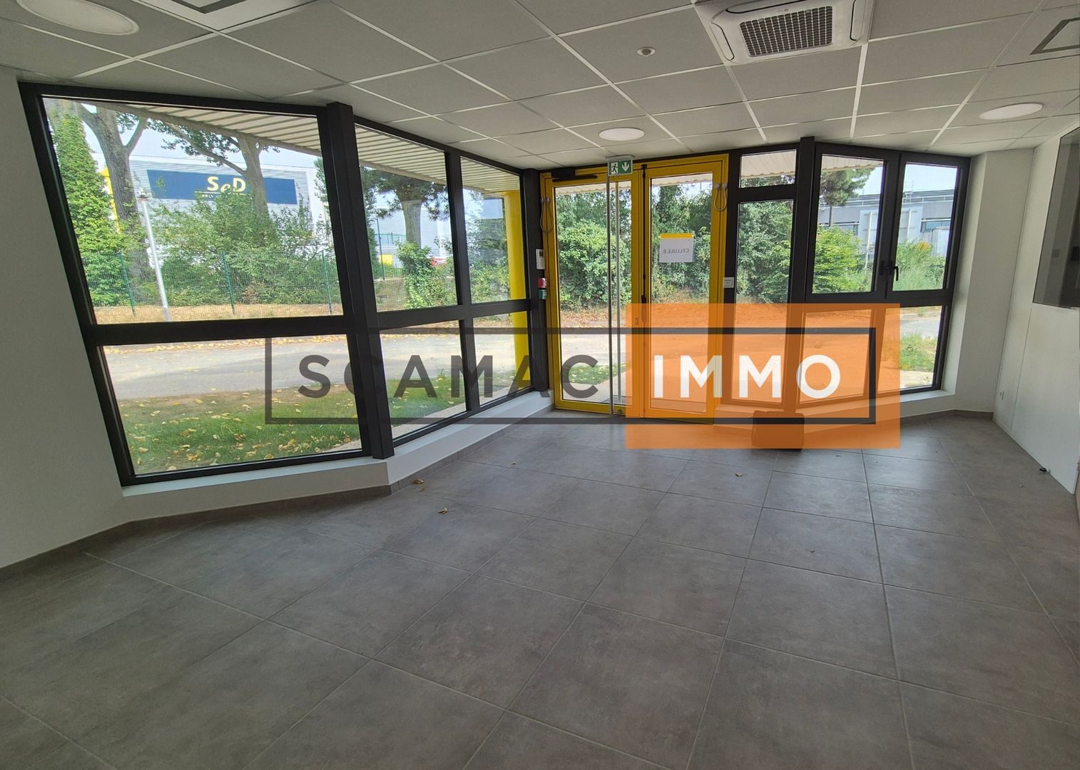 local d'activités de 938m², Le Mesnil-Amelot (Seine-et-Marne)