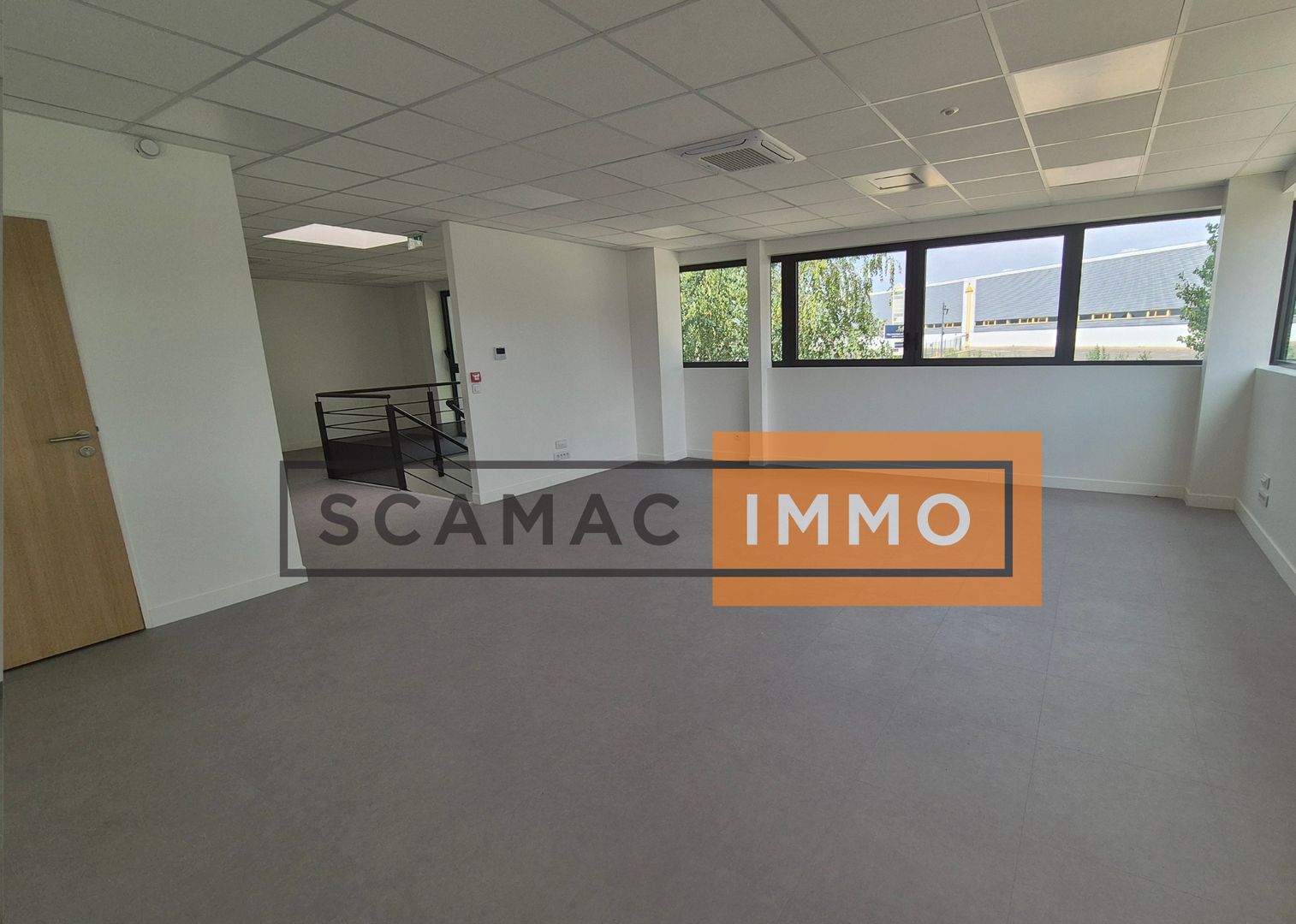 local d'activités de 938m², Le Mesnil-Amelot (Seine-et-Marne)