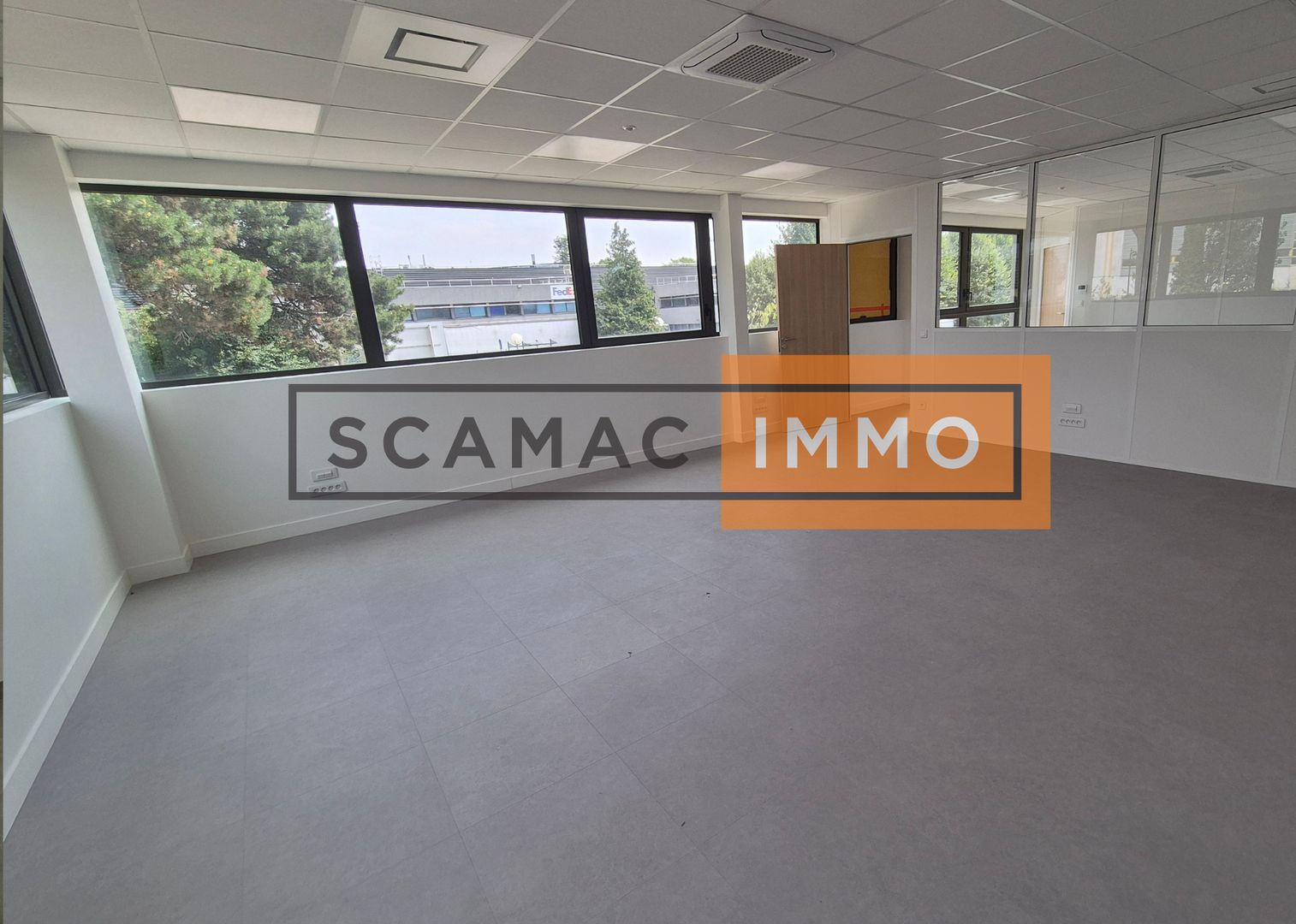 local d'activités de 938m², Le Mesnil-Amelot (Seine-et-Marne)