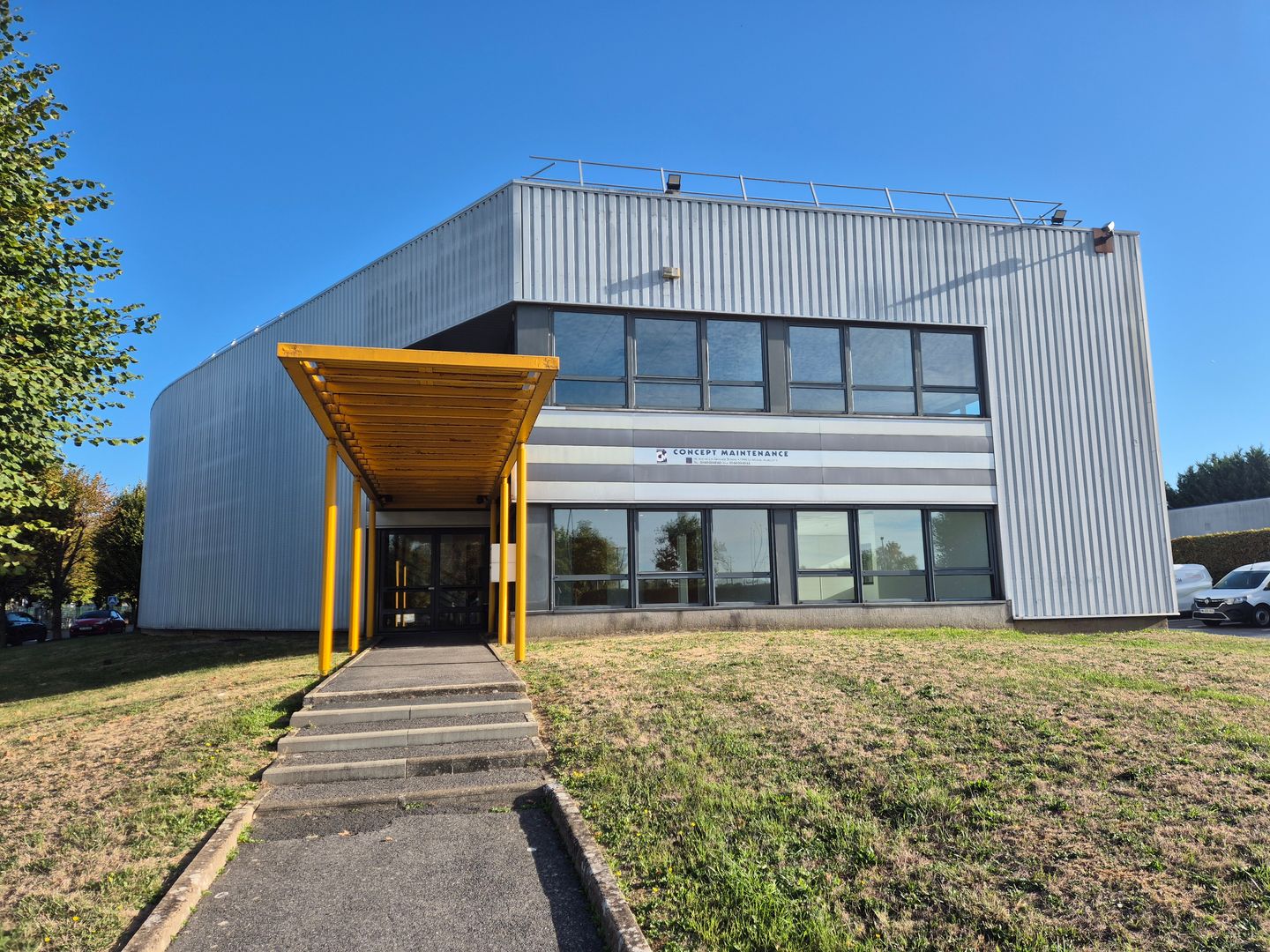 local d'activités de 1 040m², Le Mesnil-Amelot (Seine-et-Marne)