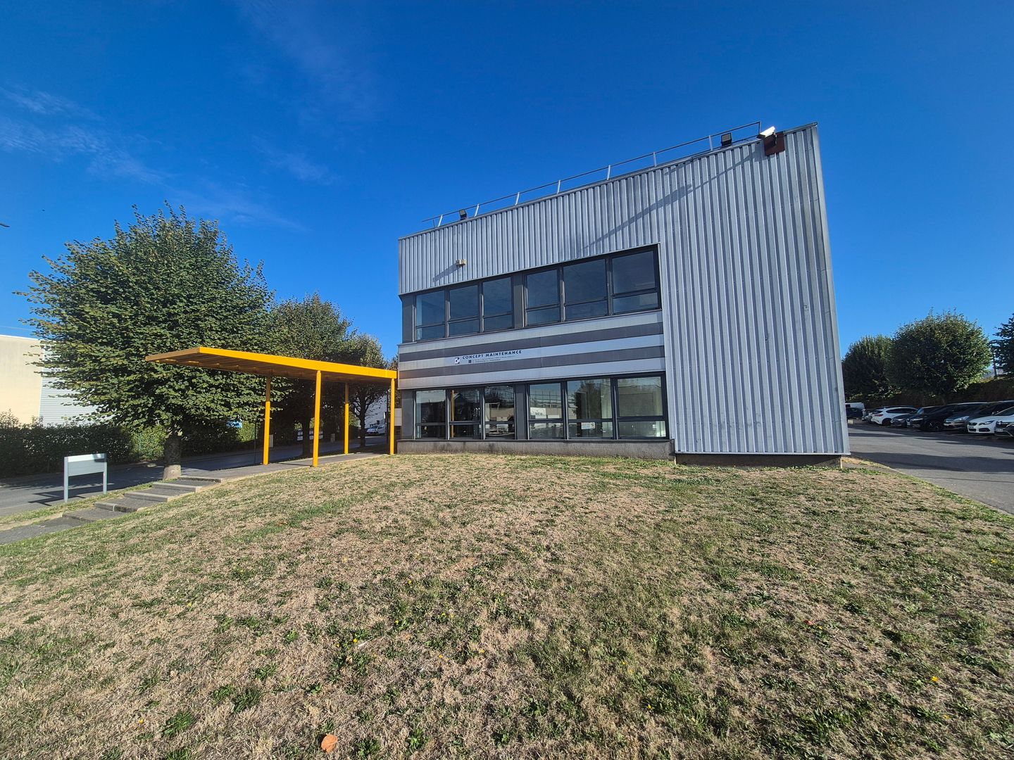 local d'activités de 1 040m², Le Mesnil-Amelot (Seine-et-Marne)