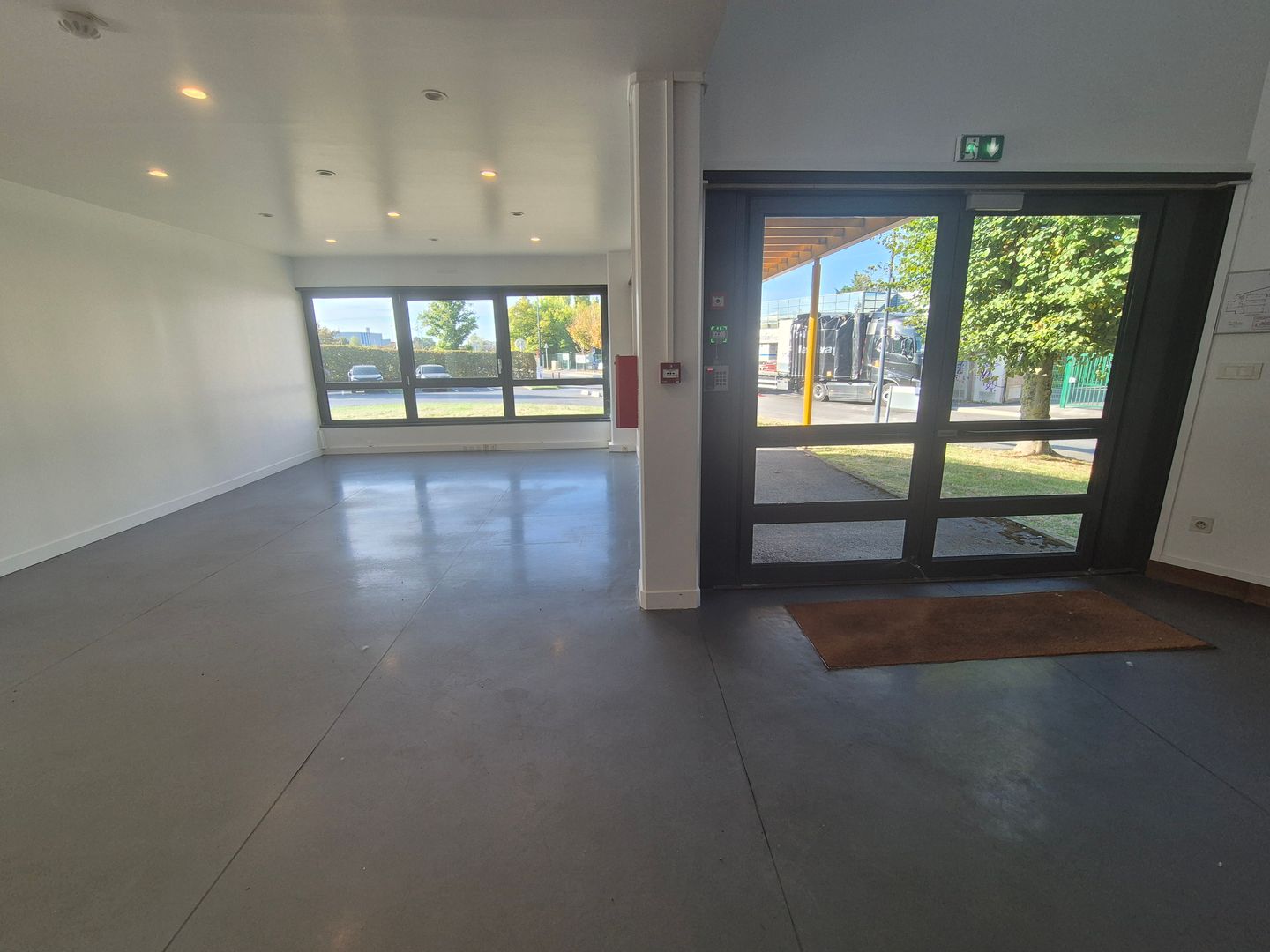 local d'activités de 1 040m², Le Mesnil-Amelot (Seine-et-Marne)