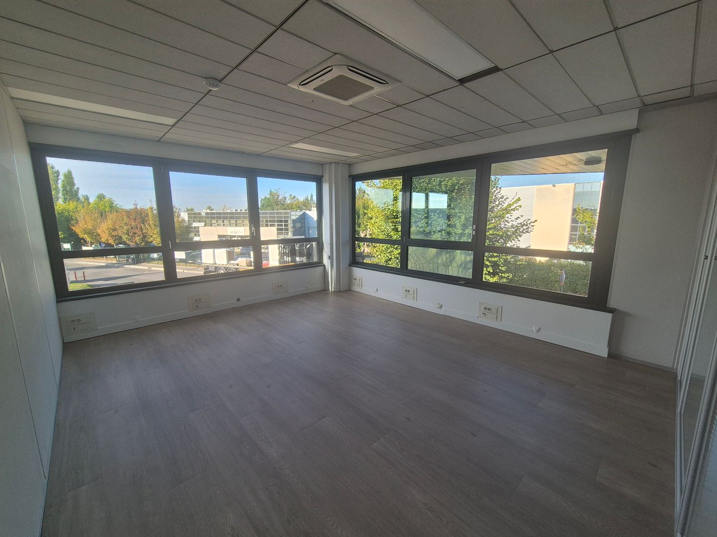 local d'activités de 1 040m², Le Mesnil-Amelot (Seine-et-Marne)