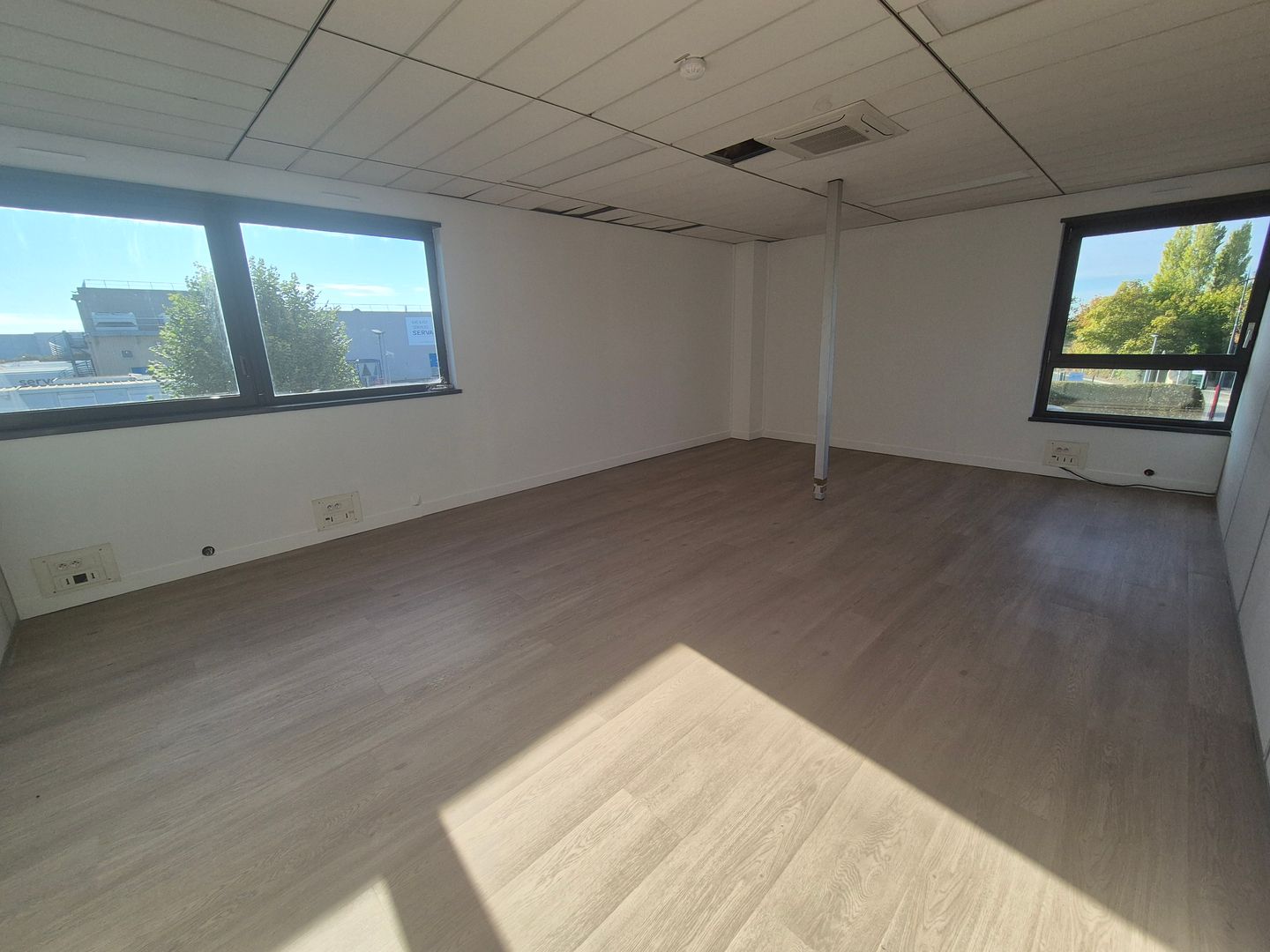 local d'activités de 1 040m², Le Mesnil-Amelot (Seine-et-Marne)