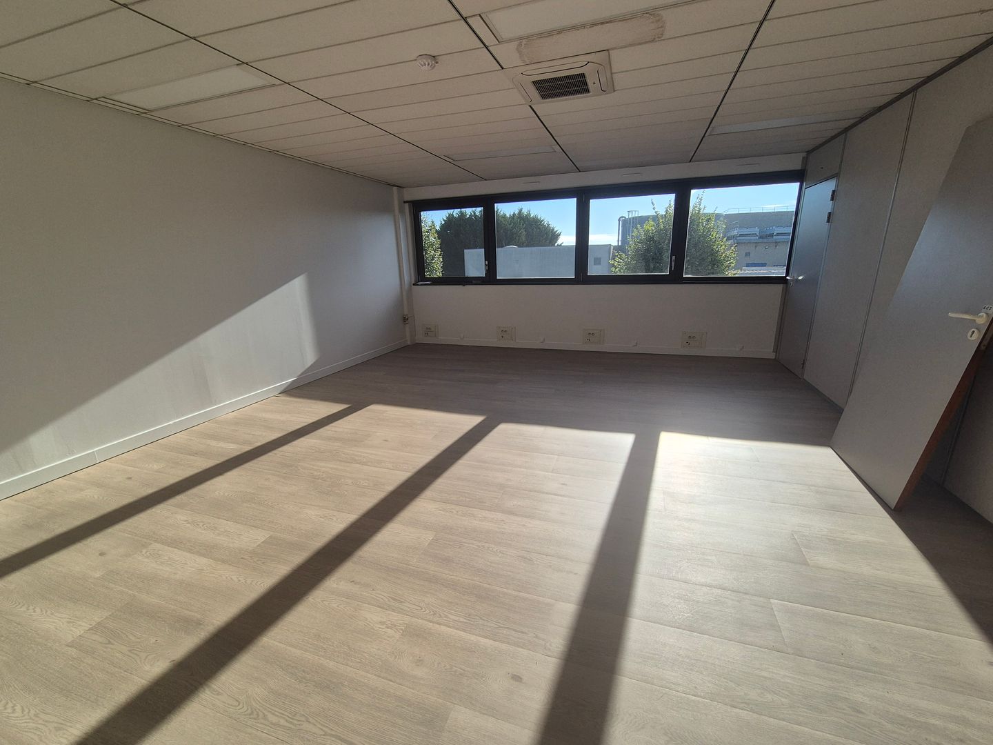 local d'activités de 1 040m², Le Mesnil-Amelot (Seine-et-Marne)