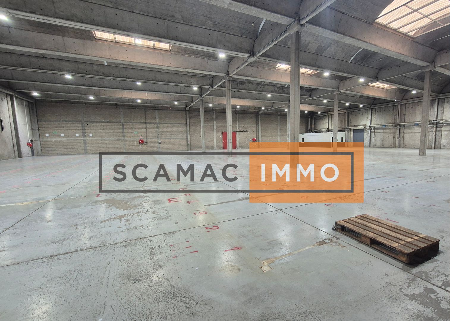 Locaux mixtes de 2 100 m², Gonesse