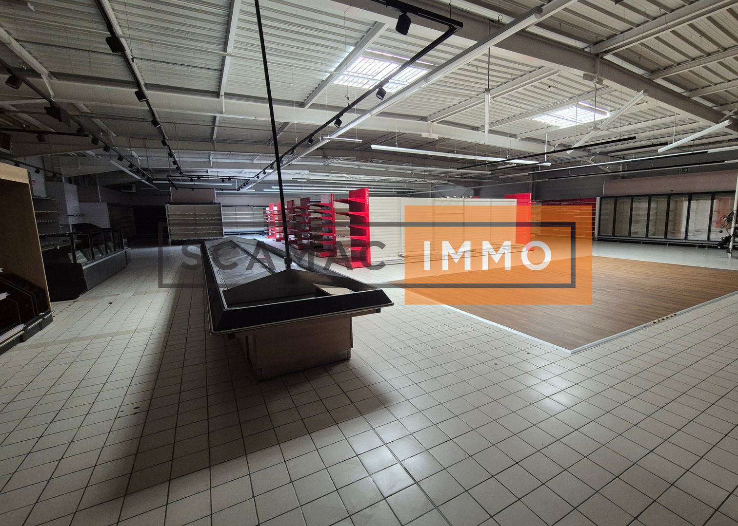local commercial de 1 400m², Saint-Mard (Seine-et-Marne)