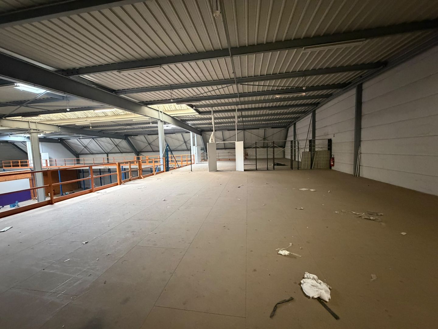 local d'activités de 2 404m², Stains (Seine-Saint-Denis)