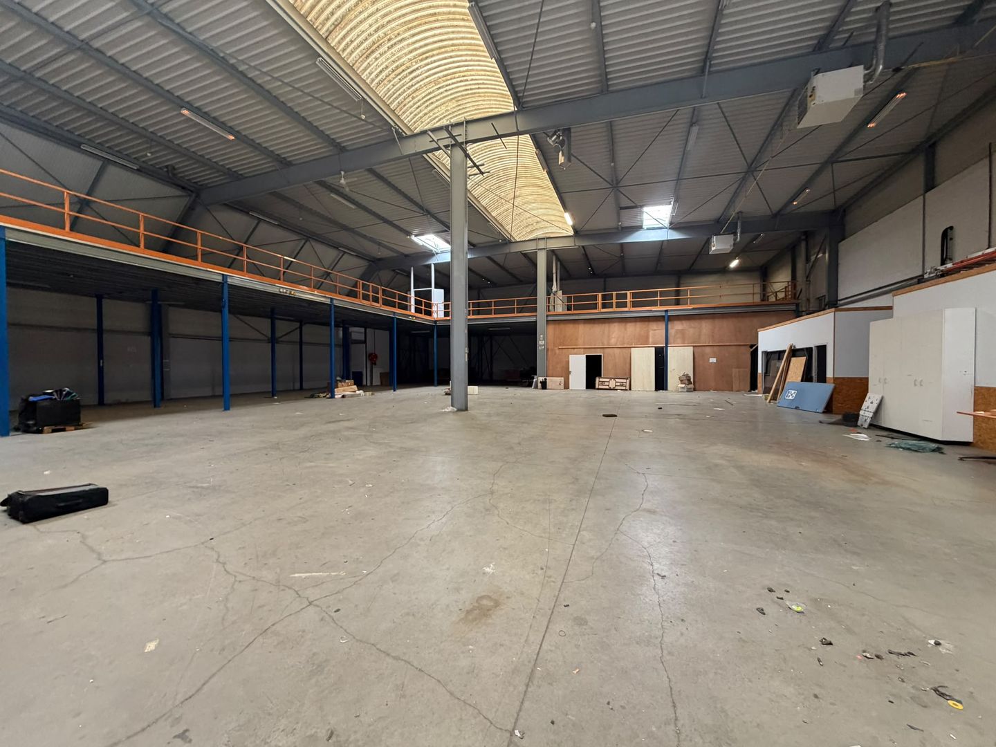 local d'activités de 2 404m², Stains (Seine-Saint-Denis)