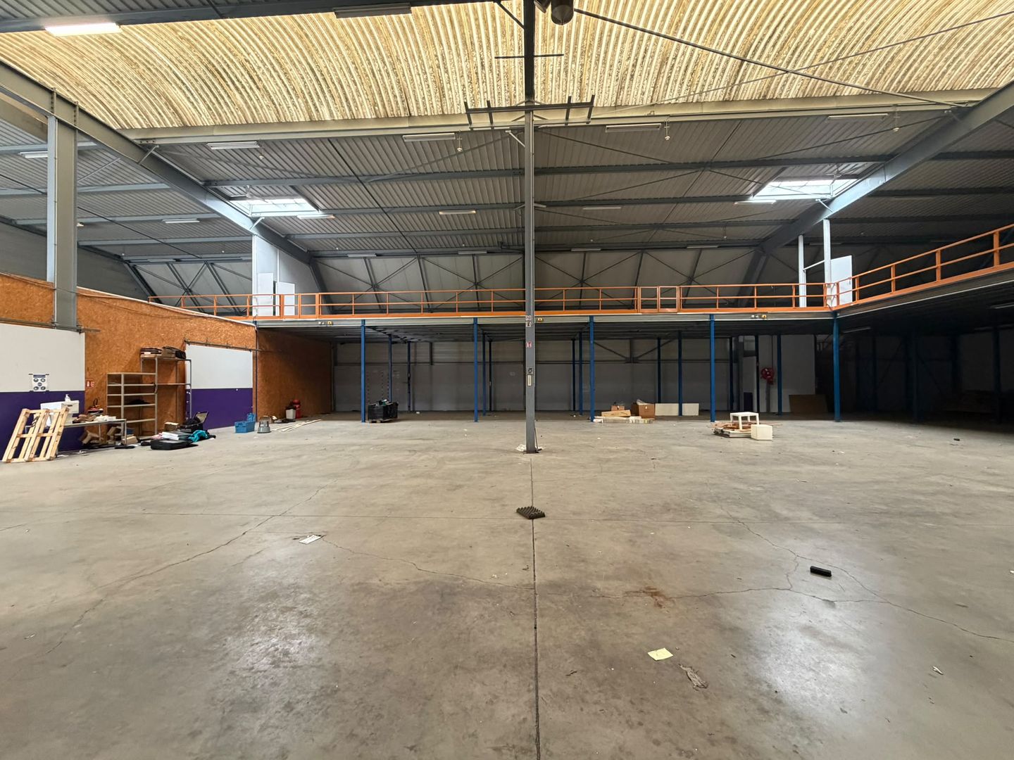 local d'activités de 2 404m², Stains (Seine-Saint-Denis)