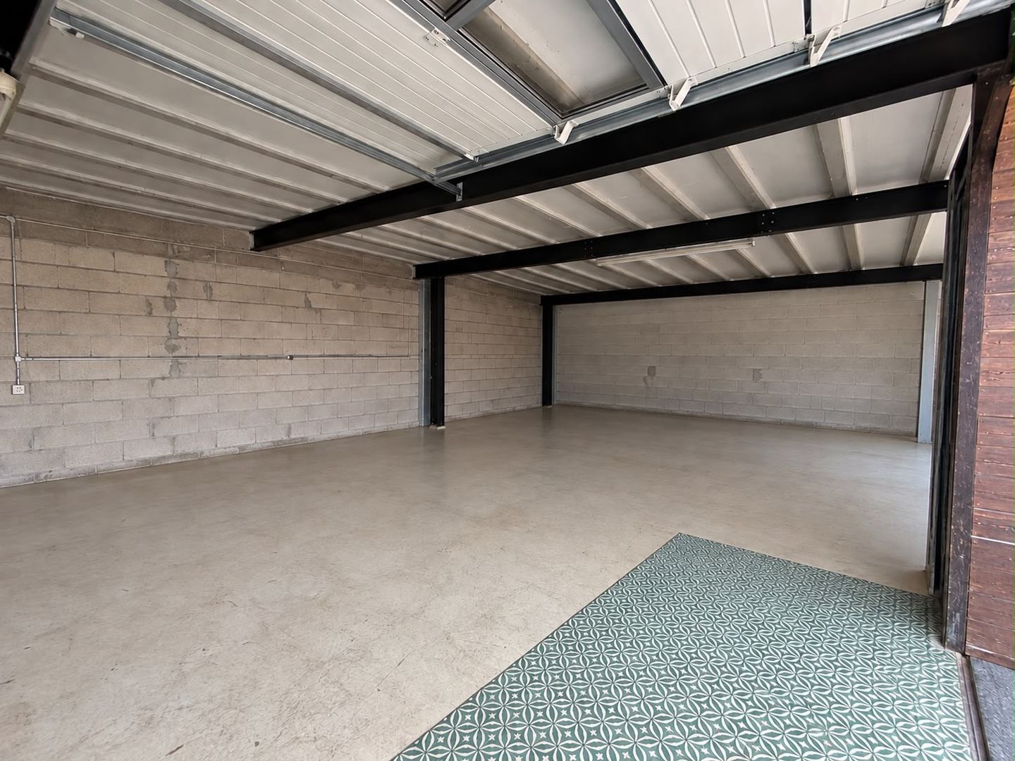 entrepôt de 100m², Méry-sur-Oise (Val-d'Oise)