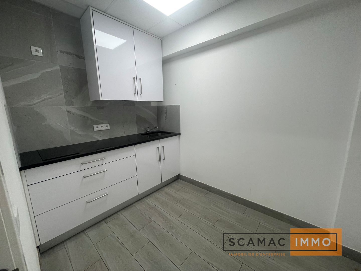 local d'activités de 391m², Plaisir (Yvelines)