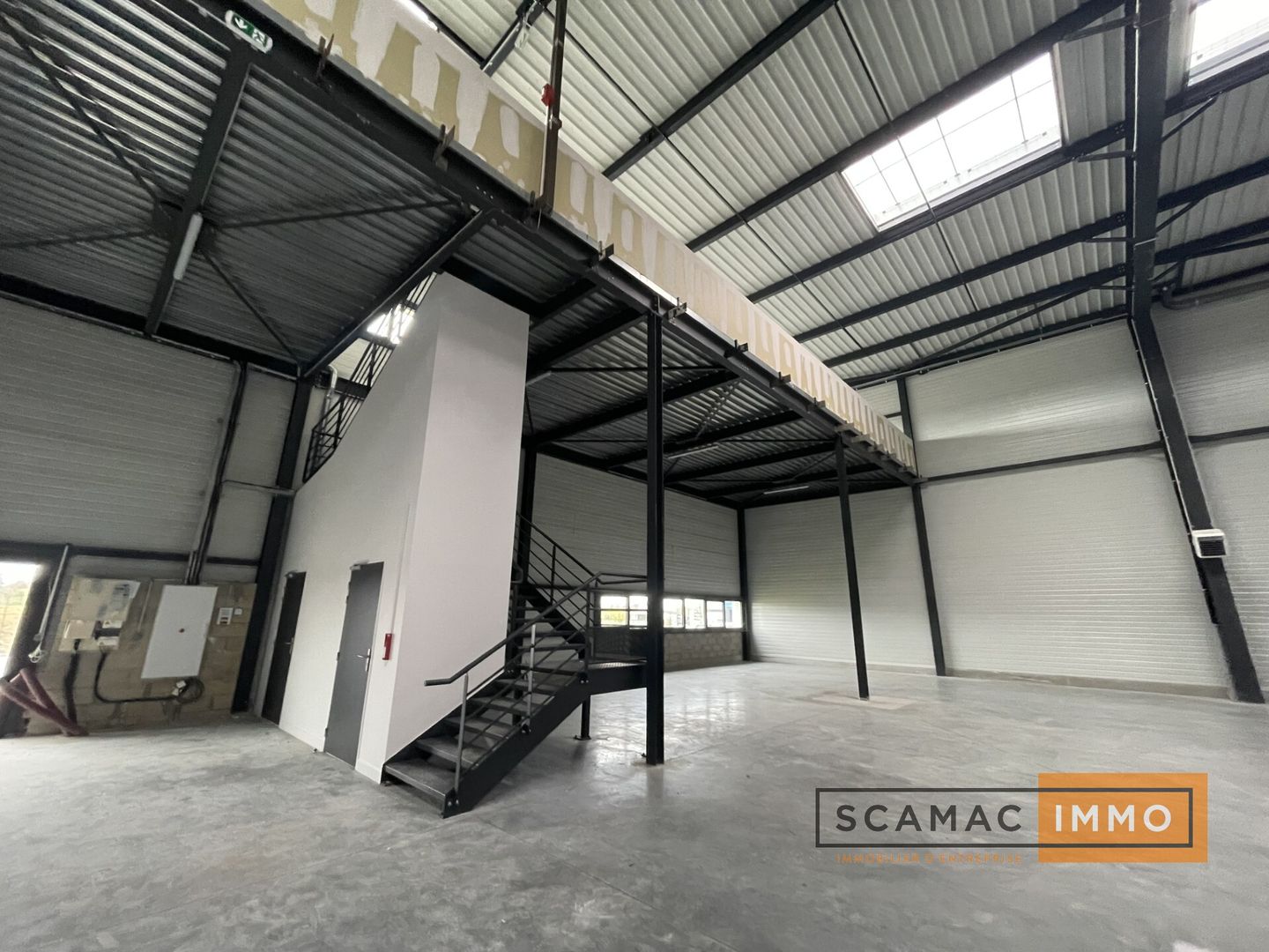 local d'activités de 3 172m², Plaisir (Yvelines)