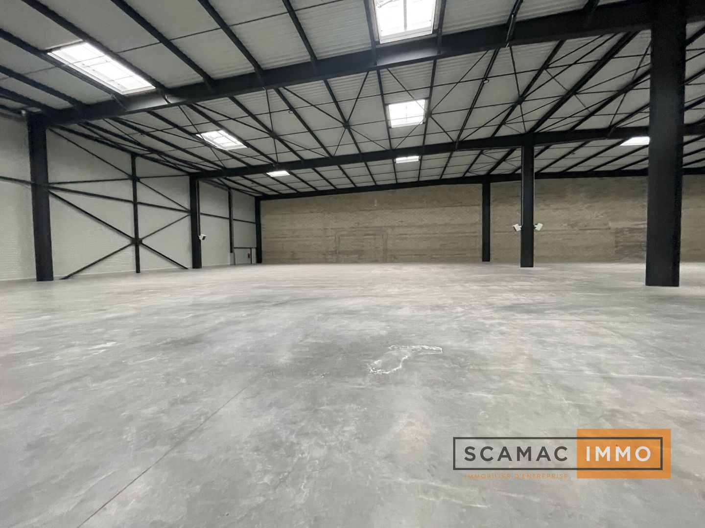 local d'activités de 3 172m², Plaisir (Yvelines)